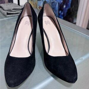 ✨ 💥Wilfred by Aritzia Black Suede 3” Pumps 
Understated. Powerful. Timeless.✨💥